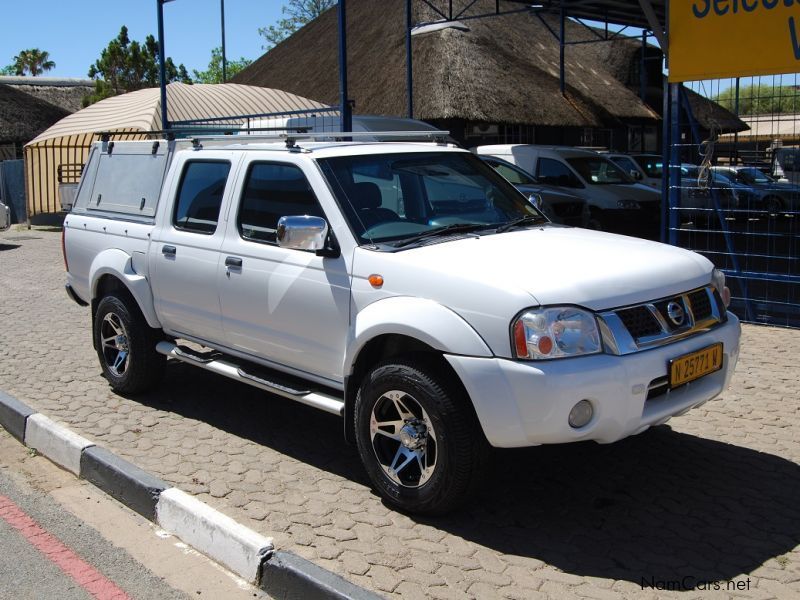 Nissan NP300 2.4 D/C 4x4 in Namibia