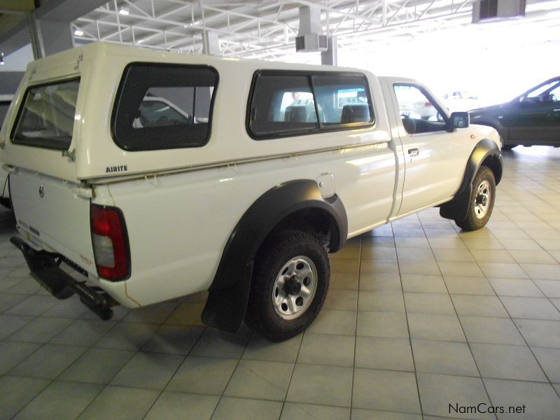 Nissan NP300 2.4 S/cab 4x4 in Namibia