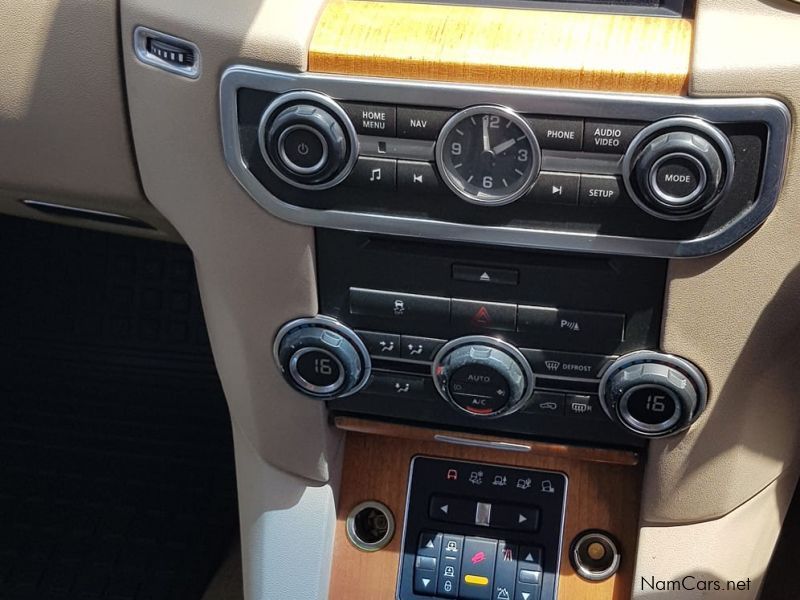 Land Rover Discovery 4   3.0TD  SDV6 SE in Namibia