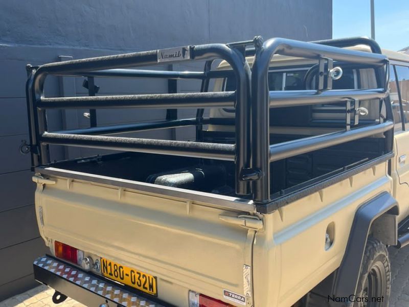 Toyota LAND CRUISER V6 DC 2013 in Namibia