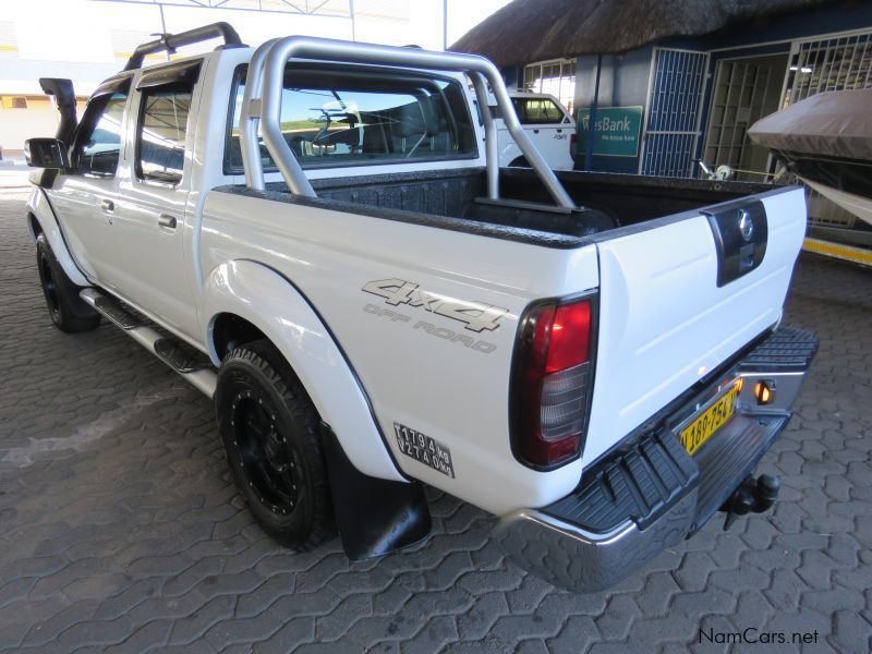 Nissan NP300 2.5 TDI D/CAB 4X4 in Namibia