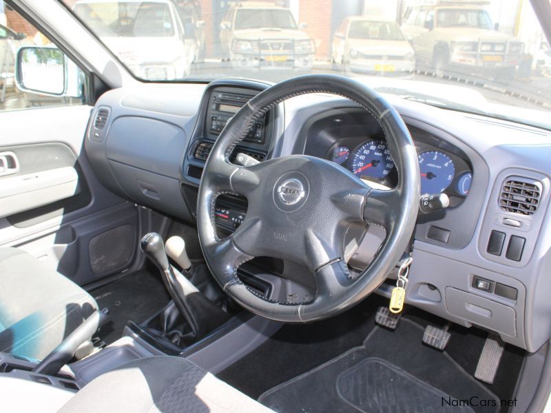 Nissan NP300 2.5TDI D/C 4X4 in Namibia