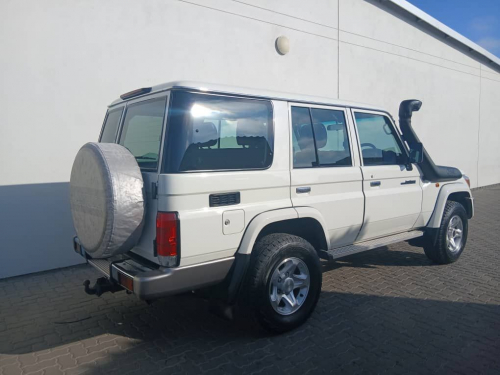 Toyota Lc76 SW 4.5 V8 4x4 MT in Namibia