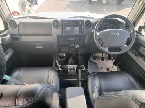 Toyota Lc76 SW 4.5 V8 4x4 MT in Namibia