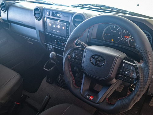 Toyota Land Cruiser 76 2.8 5MT 4x4 in Namibia
