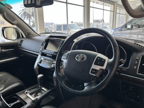Toyota LANDCRUISER 200 VX 4.5D in Namibia