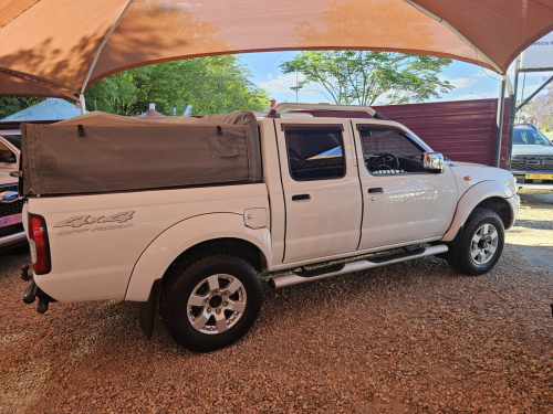 Nissan NP300 2.5 TDI 4x4 in Namibia