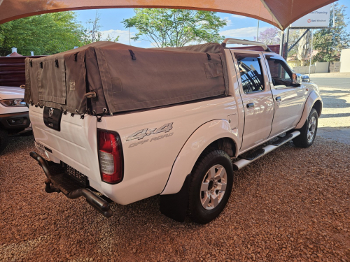 Nissan NP300 2.5 TDI 4x4 in Namibia