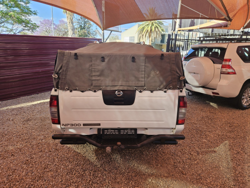 Nissan NP300 2.5 TDI 4x4 in Namibia