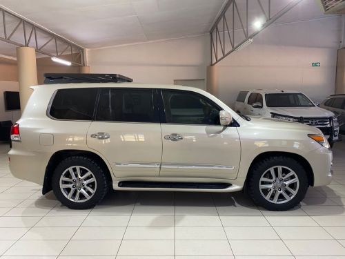 Lexus LEXUS LX 570 (5.7 V8) in Namibia