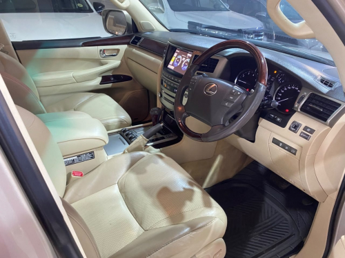 Lexus LEXUS LX 570 (5.7 V8) in Namibia