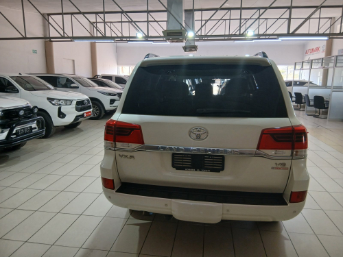 Toyota Land Cruiser 200 4.5 V8 VX-r in Namibia