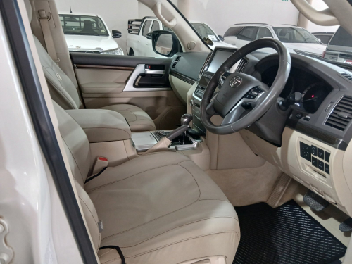 Toyota Land Cruiser 200 4.5 V8 VX-r in Namibia