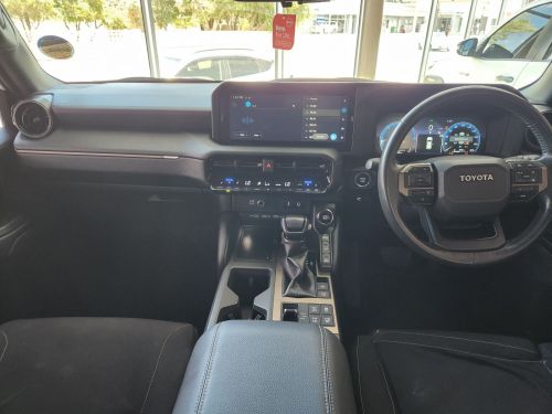 Toyota LC Prado 2.8GD VX-R in Namibia