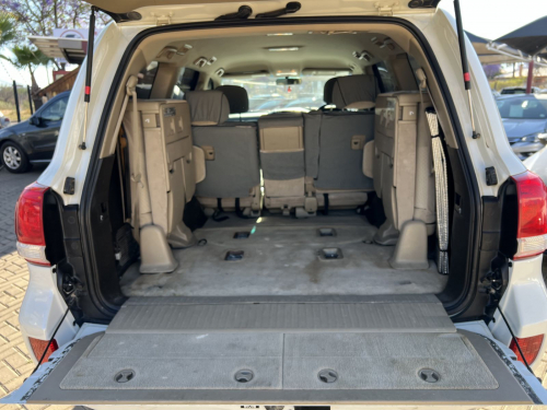 Toyota Land Cruiser 200 VX 4.6V8 in Namibia
