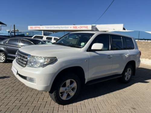 Toyota Land Cruiser 200 VX 4.6V8 in Namibia