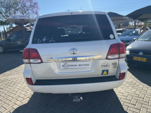 Toyota Land Cruiser 200 VX 4.6V8 in Namibia