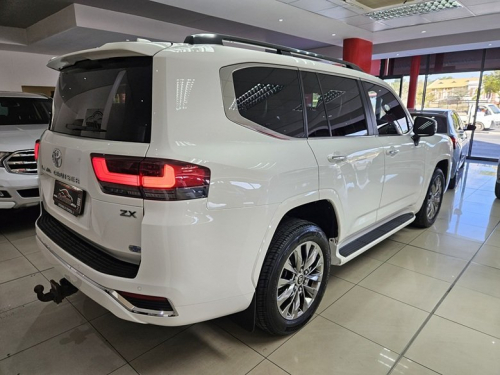 Toyota Landcruiser 300 V6 3.5t Zx in Namibia