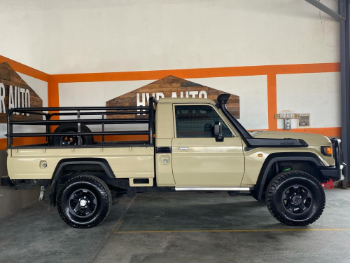 Toyota Land Cruiser  LX 4.5L V8 4x4 in Namibia