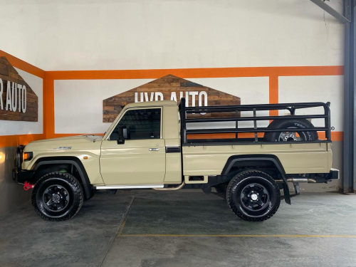 Toyota Land Cruiser  LX 4.5L V8 4x4 in Namibia