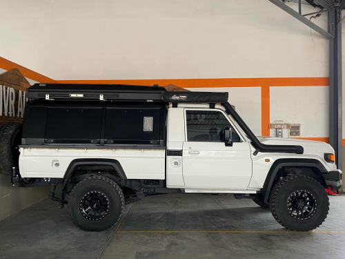 Toyota Land Cruiser LX 4.5L V8 4x4 in Namibia