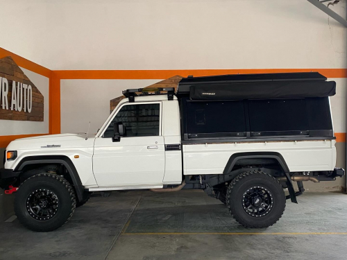 Toyota Land Cruiser LX 4.5L V8 4x4 in Namibia