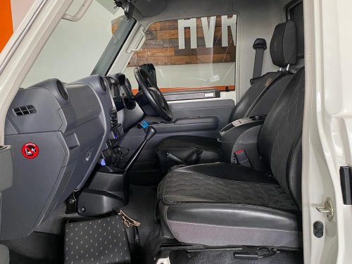 Toyota Land Cruiser LX 4.5L V8 4x4 in Namibia