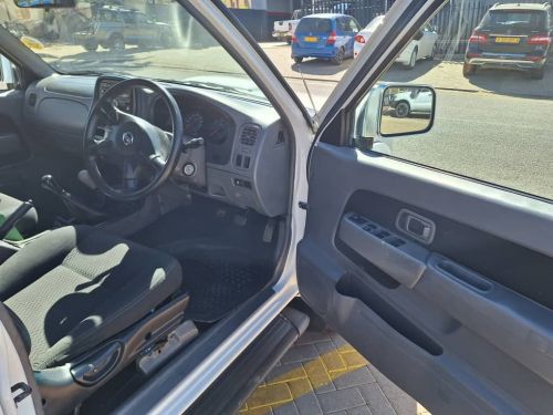 Nissan Np300 2.5 Tdi 4x4 P/u D/c DEAL ASSISTANCE in Namibia