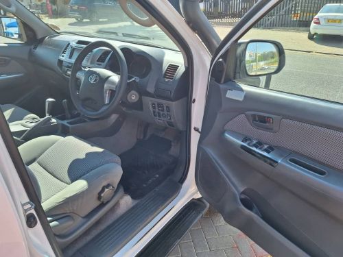Toyota Hilux 4.0 4x4 A/T in Namibia