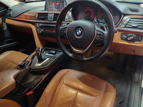 BMW 335i Luxury AT (F30) 225KW in Namibia