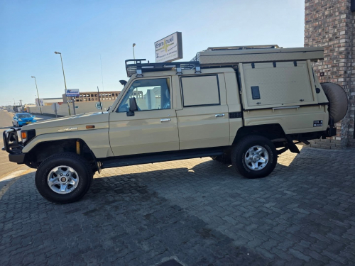 Toyota LANDCRUISER 4.5 EFI M/T 4X4 P/U D/C CAMPER in Namibia