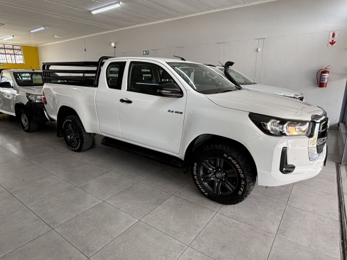 Toyota Hilux Ex/cab 2.4 Raider M/t in Namibia