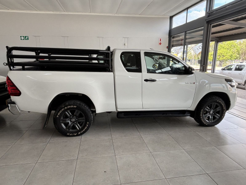 Toyota Hilux Ex/cab 2.4 Raider M/t in Namibia