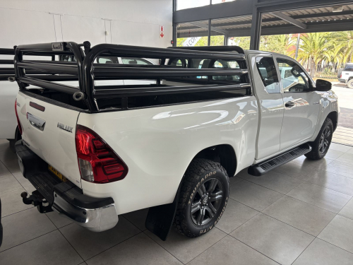 Toyota Hilux Ex/cab 2.4 Raider M/t in Namibia