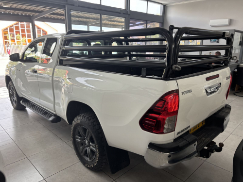 Toyota Hilux Ex/cab 2.4 Raider M/t in Namibia