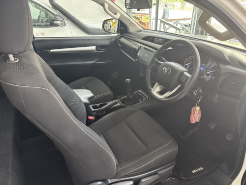 Toyota Hilux Ex/cab 2.4 Raider M/t in Namibia