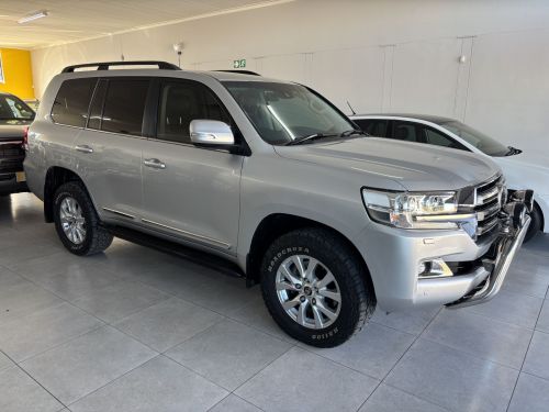 Toyota Land Cruiser VX R 200 4.5 V8 in Namibia
