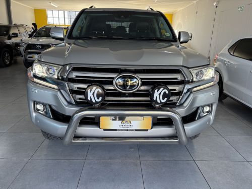Toyota Land Cruiser VX R 200 4.5 V8 in Namibia