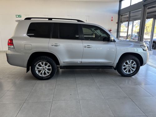 Toyota Land Cruiser VX R 200 4.5 V8 in Namibia