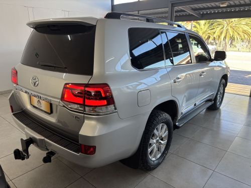 Toyota Land Cruiser VX R 200 4.5 V8 in Namibia