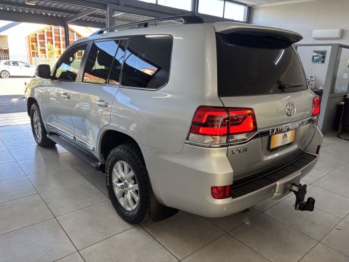 Toyota Land Cruiser VX R 200 4.5 V8 in Namibia