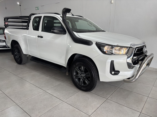 Toyota Hilux Ex/cab 2.4 M/t Raider 2x4 in Namibia