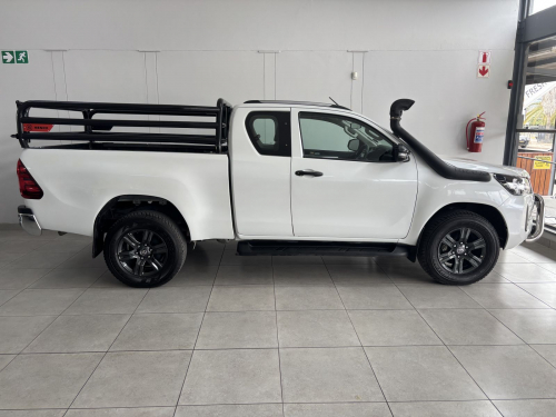 Toyota Hilux Ex/cab 2.4 M/t Raider 2x4 in Namibia