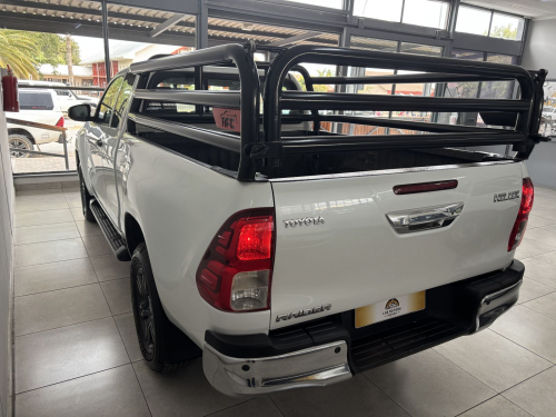 Toyota Hilux Ex/cab 2.4 M/t Raider 2x4 in Namibia