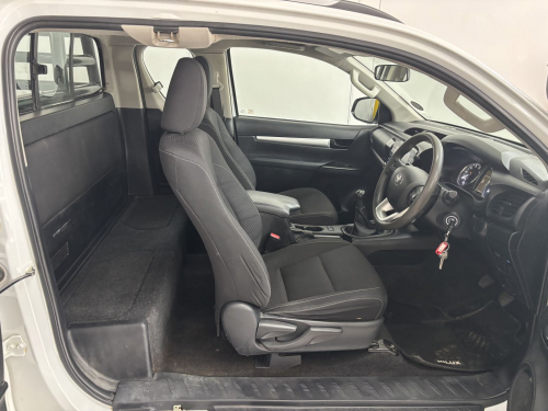 Toyota Hilux Ex/cab 2.4 M/t Raider 2x4 in Namibia