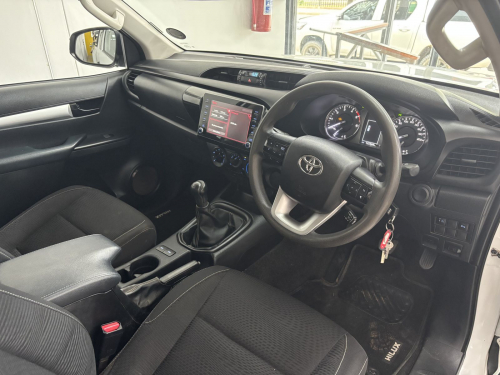 Toyota Hilux Ex/cab 2.4 M/t Raider 2x4 in Namibia