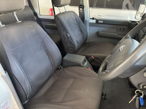 Toyota Land Cruiser 76 4.5 V8 Diesel SW in Namibia
