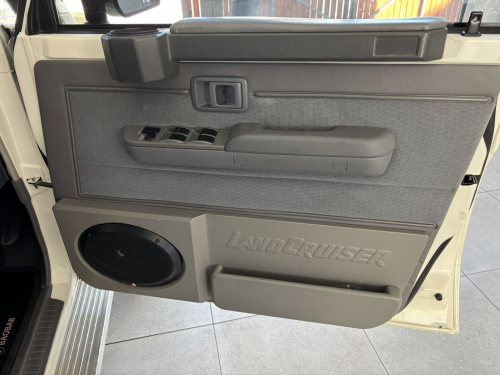 Toyota Land Cruiser 76 4.5 V8 Diesel SW in Namibia