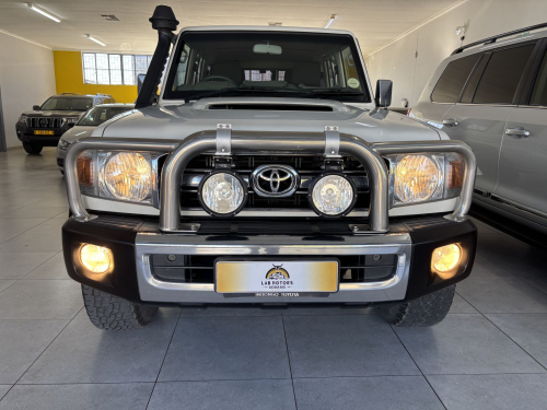 Toyota Land Cruiser 76 4.5 V8 Diesel SW in Namibia