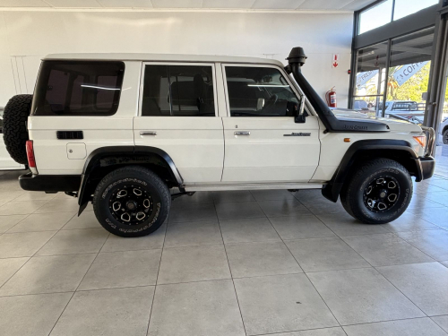Toyota Land Cruiser 76 4.5 V8 Diesel SW in Namibia